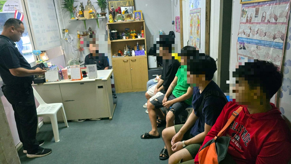 ตม.1 ปูพรมจับ “ร้านนวดชายต่างด้าว” ย่านโชคชัย รวบ 13 แรงงานเถื่อน