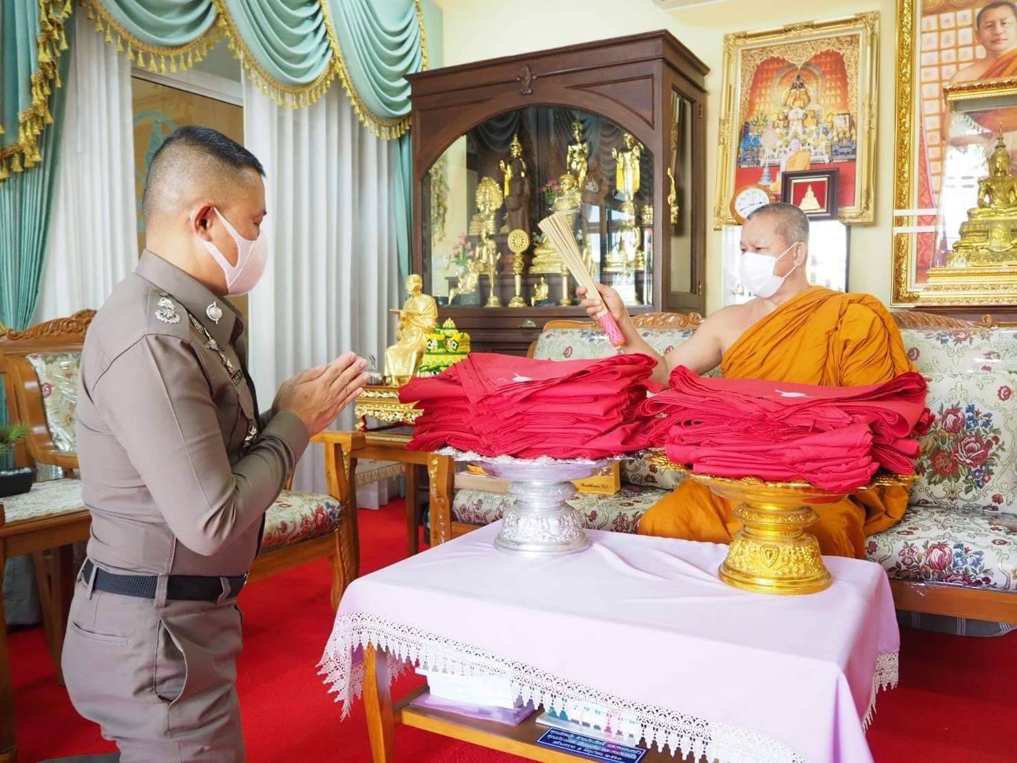 ตำรวจราชบุรีจัดทำพร้อมปลุกเสกผ้าพันคอชุดควบคุมฝูงชน