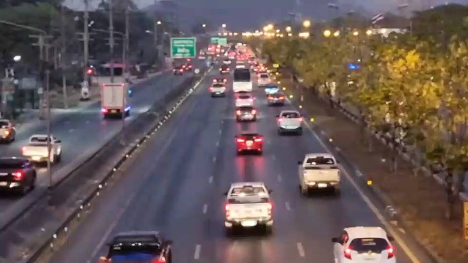 จราจรถนนพหลโยธิน-มิตรภาพรถวิ่งเต็มทุกช่องทางคาดยิ่งดึกยิ่งแน่น 