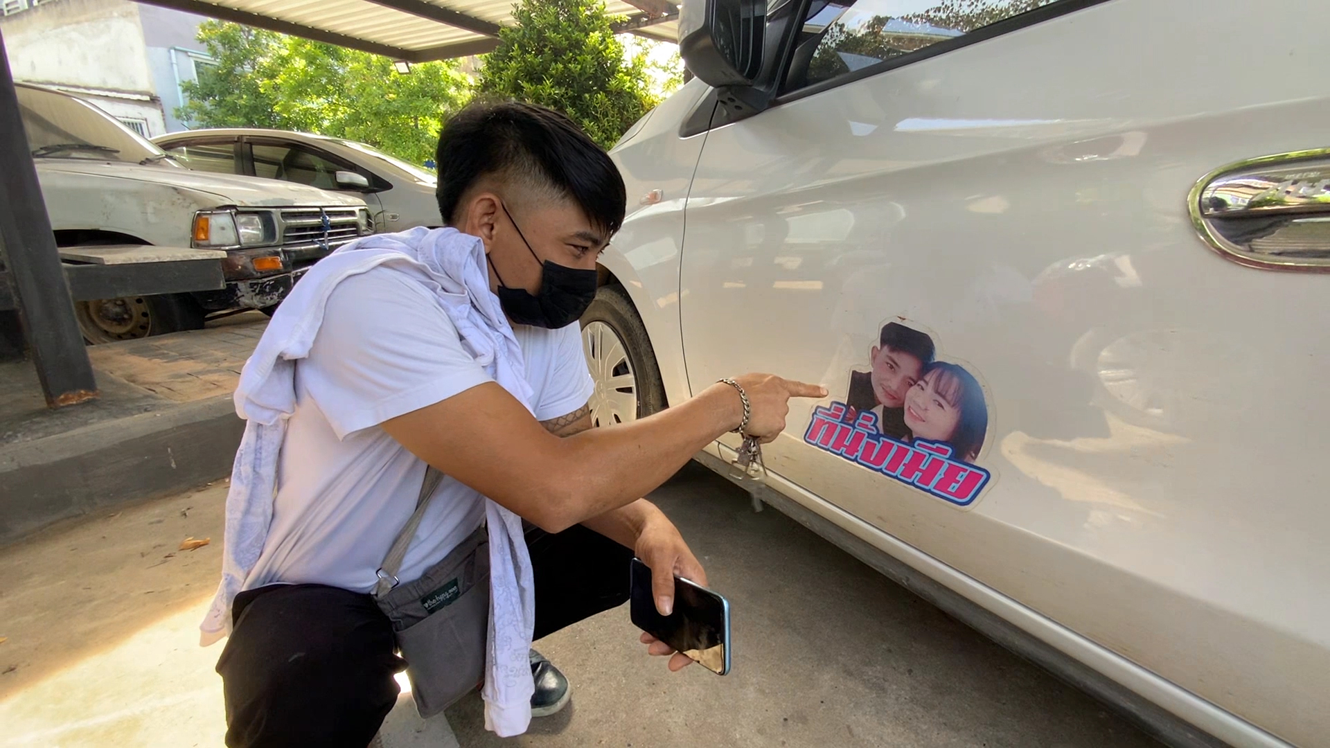 สาวขอนแก่น สุดหวง ผัวข้าใครอย่าแตะ ติดสติ๊กเกอร์ ที่นั่งเมีย ไว้ข้างรถ ห้ามสาวอื่นขึ้นรถเด็ดขาด