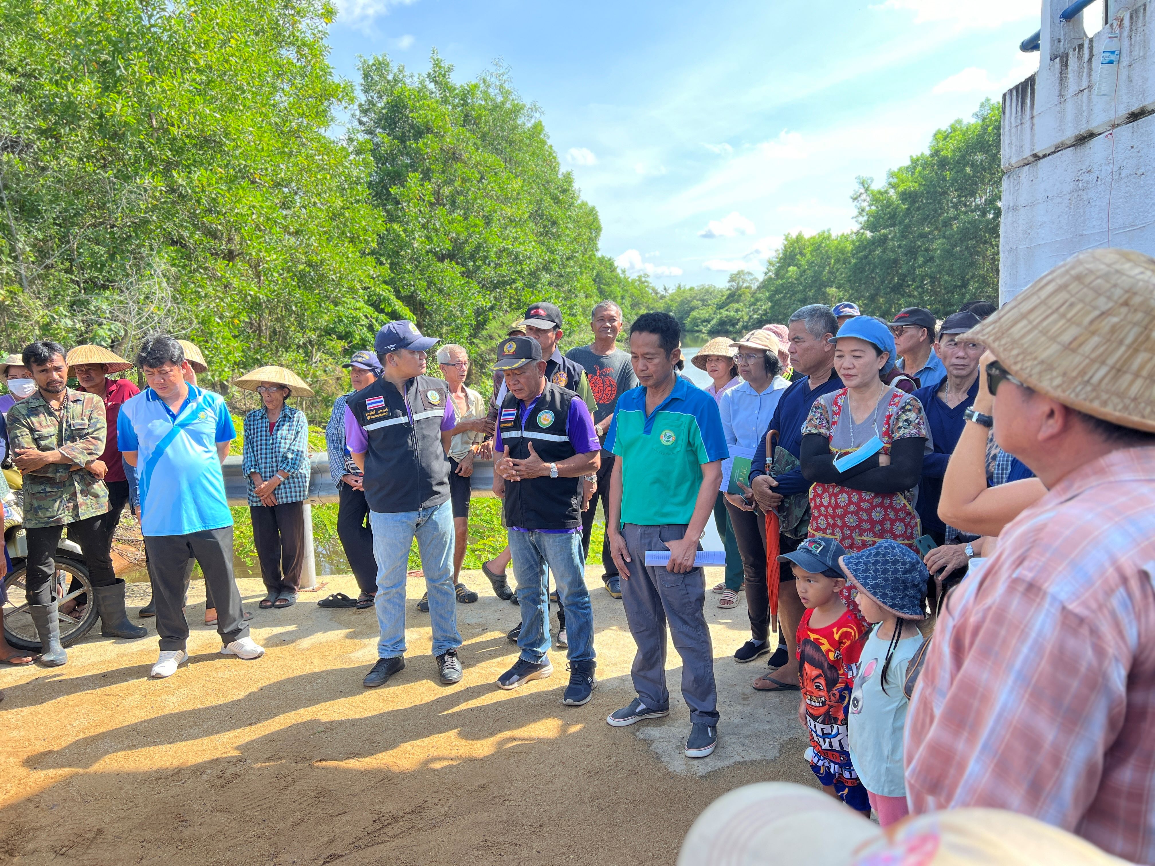 ชาวบ้าน 2 ตำบลเมืองตราดจี้ชลประทานตราดแก้ปัญหาน้ำเค็มเข้าพื้นที่หลังนำน้ำรดต้นทุเรียนแล้วตาย 