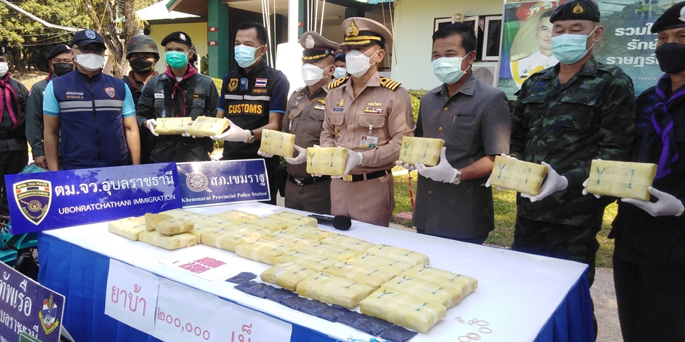 นรข.อุบลฯ สนธิกำลังตรวจยึดยาบ้า ซุกอยู่ในกระสอบปุ๋ย 2 แสนเม็ด พร้อมรถ จยย.-รถพ่วง 2 ล้อ 
