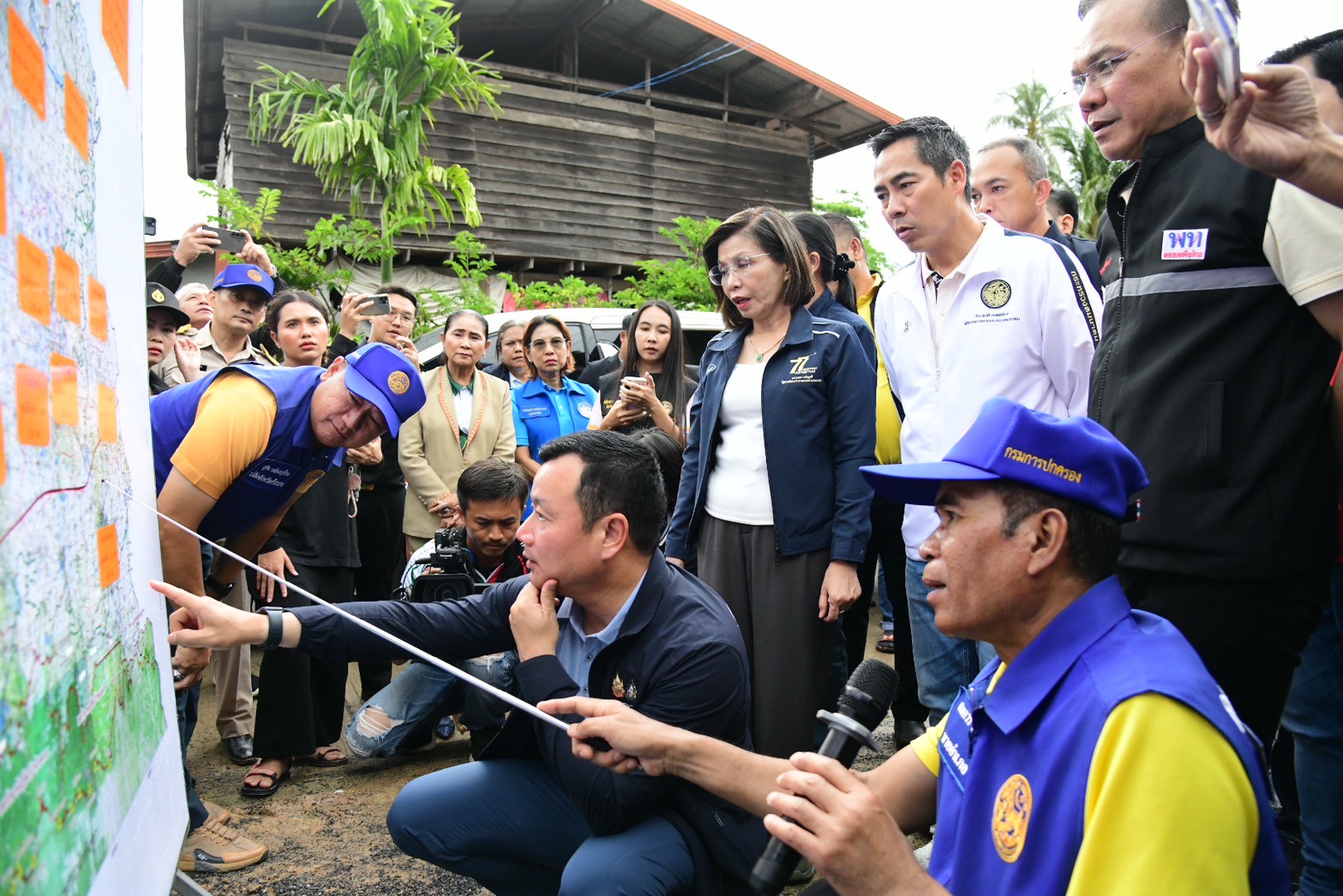 สรวงศ์ -มนพร ลงพื้นที่ศรีสะเกษ กำชับผู้ว่า เร่งเยียวยาเหยื่อชายแดนไทย กัมพูชา