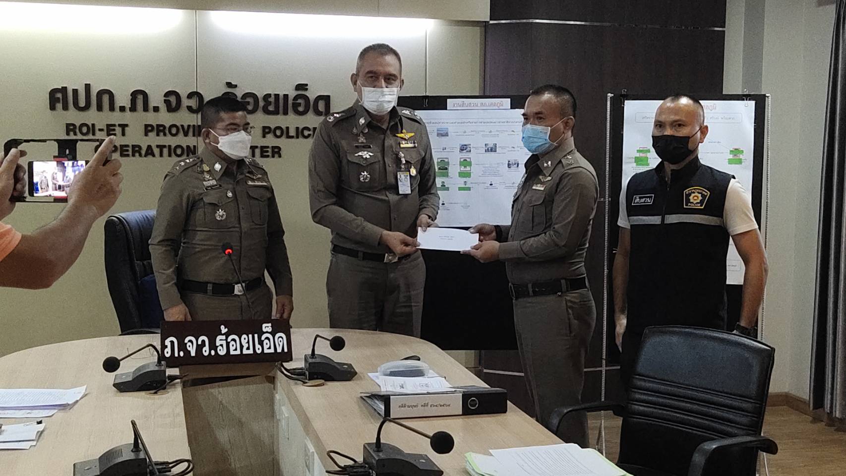 ตำรวจร้อยเอ็ดจับกุมขบวนการค้าแรงงานต่างด้าวผิดกฎหมายรายใหญ่