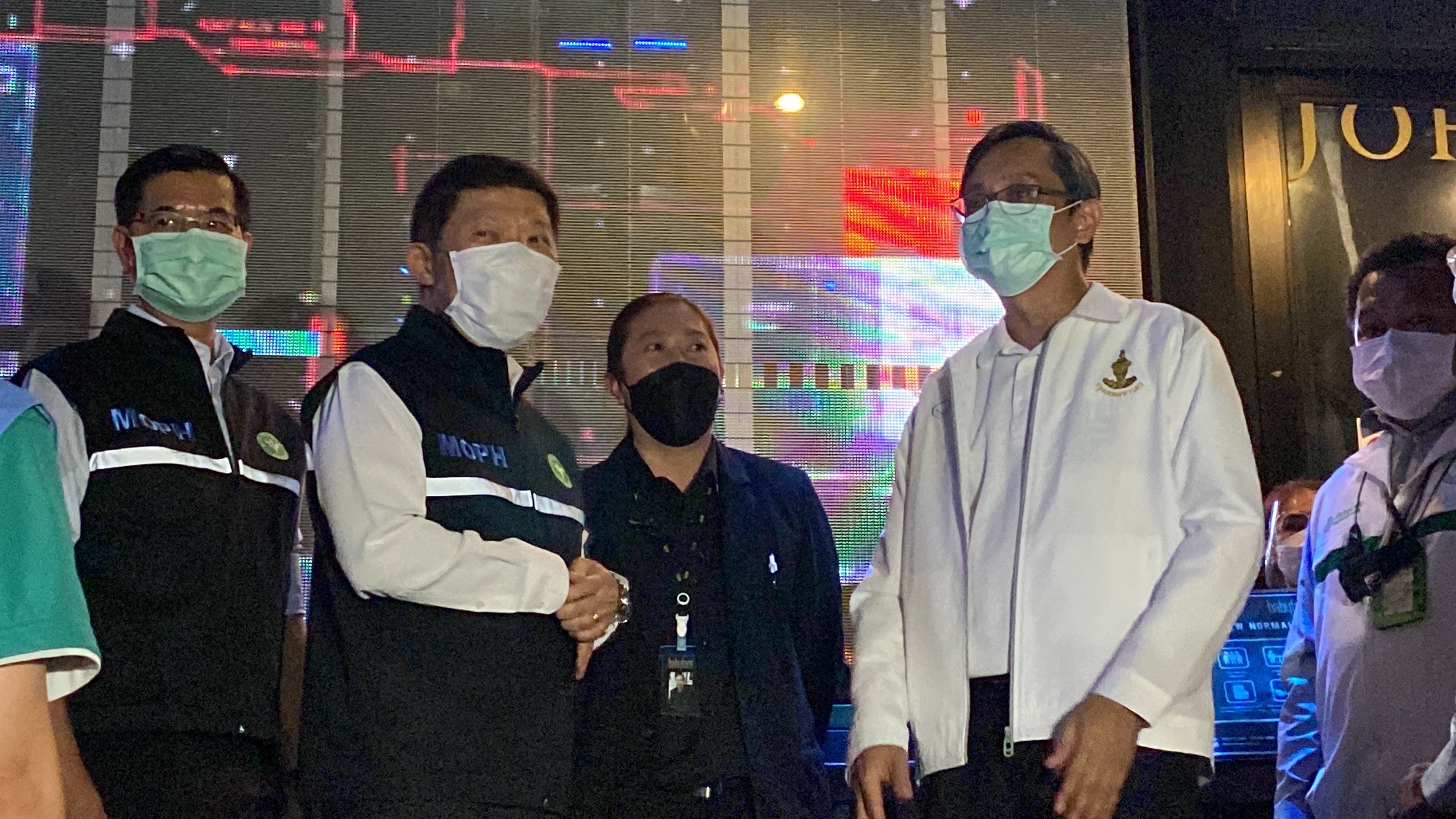 ปลัดสธ.-ปลัดกทม. ตรวจเยี่ยมสถานประกอบการที่มีลักษณะคล้ายสถานบริการ สถานบันเทิง ย่านเอกมัย