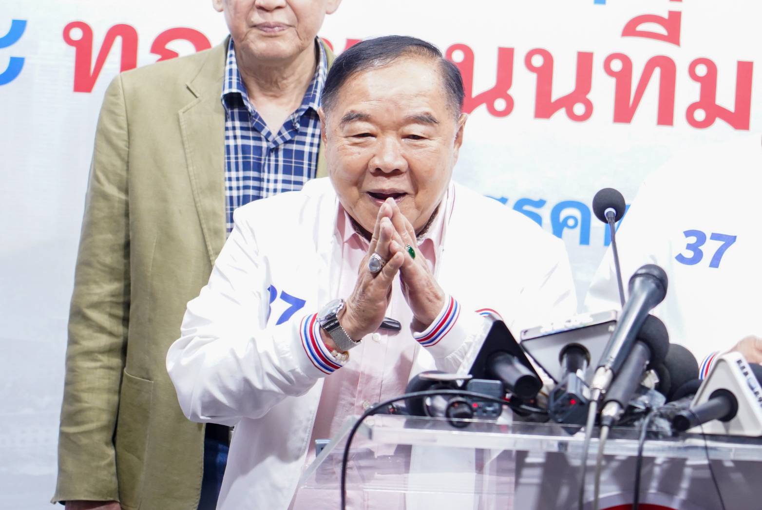 “บิ๊กป้อม”แถลงสั้นไม่ถึง 1 นาที ขอบคุณทุกคะแนนเสียง ลั่นยังไม่คุยจับขั้วรัฐบาล (มีคลิป)