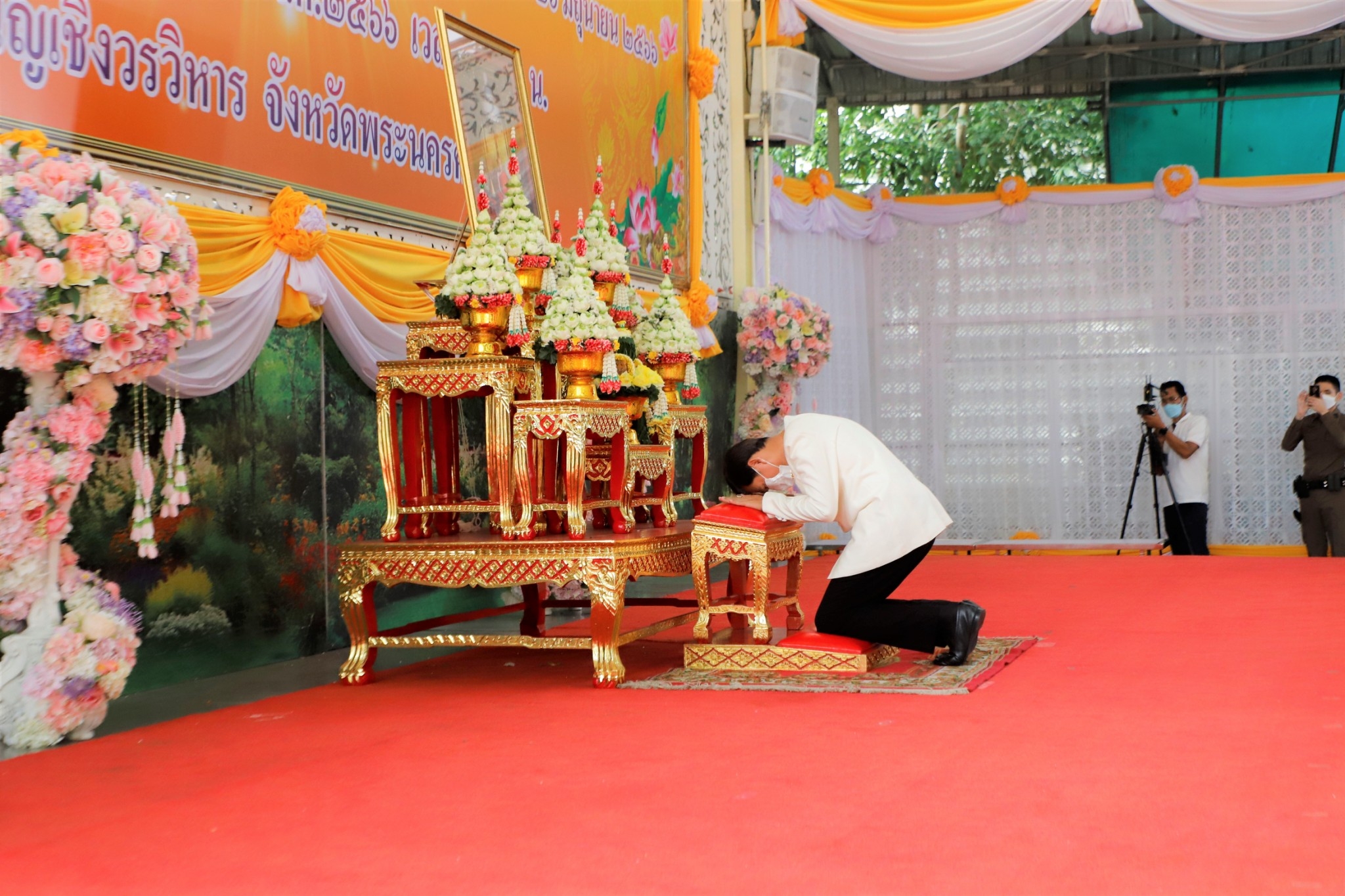 ผู้ว่าฯอยุธยานำพุทธศาสนิกชนประกอบพิธีทำบุญตักบาตรถวายเป็นพระกุศลแด่สมเด็จพระสังฆราช