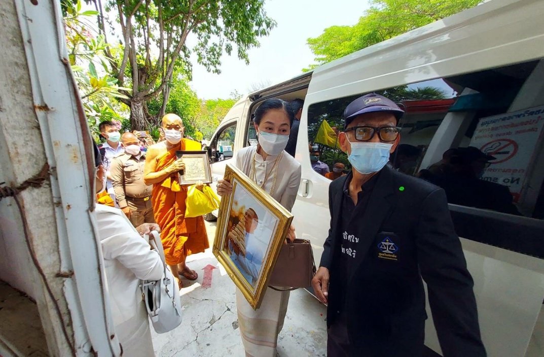 แน่นวัดหลวงปู่โต "ปชช." แห่รับร่าง "สรพงศ์ ชาตรี" พร้อมรอพระราชทานเพลิงศพ 6 พ.ย.65