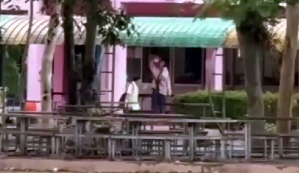 ด่วน! คนร้ายชิง M16 บุกโรงเรียนบ้านทุ่งลุง จับครู-นร.เป็นตัวประกัน