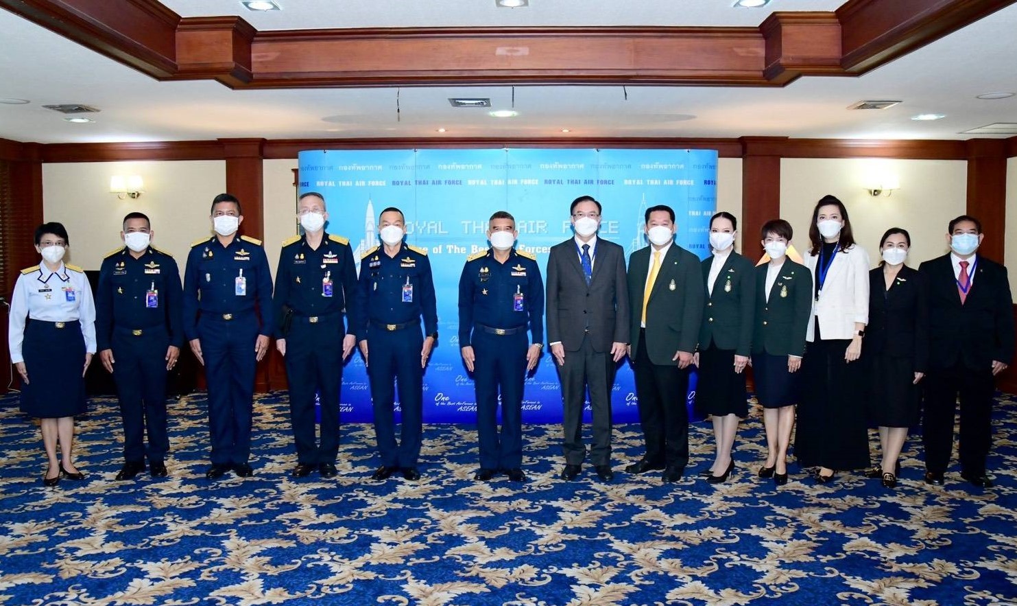 ผู้บัญชาการทหารอากาศ รับมอบเงินบริจาค-เต้นท์และอุปกรณ์การแพทย์