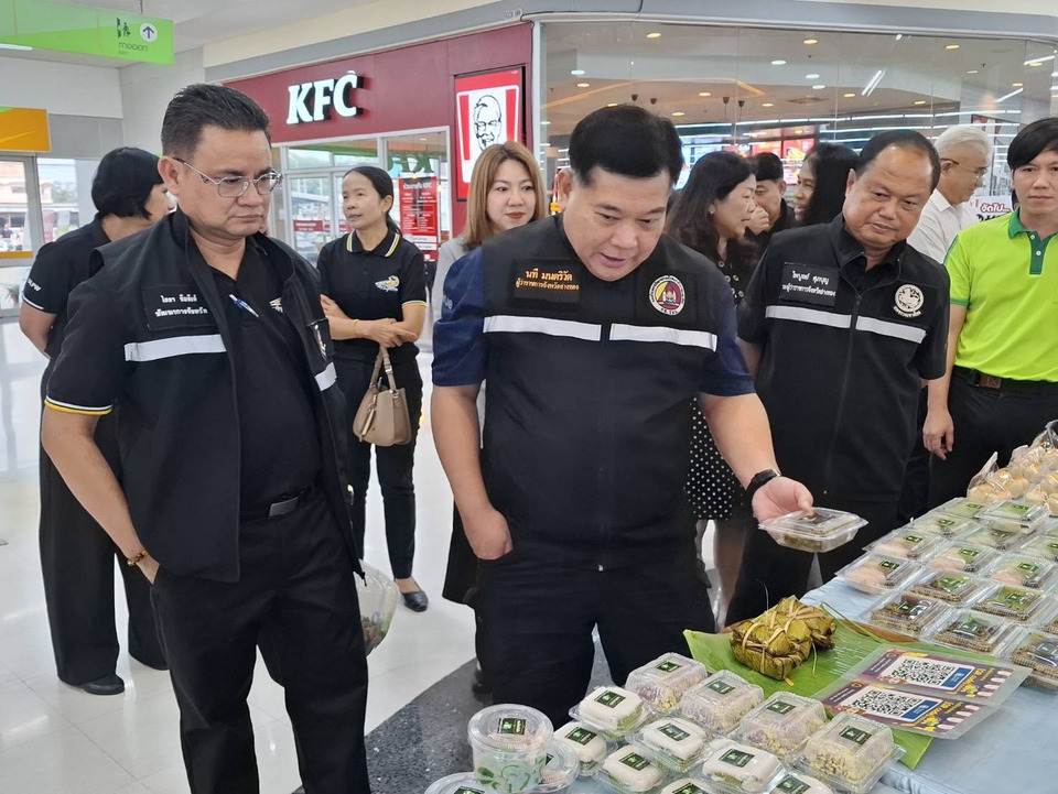 ผู้ว่าฯ อ่างทอง หนุนผู้ค้าชุมชน เยี่ยมงาน OTOP On Tour ดันเศรษฐกิจฐานรากคึกคัก 