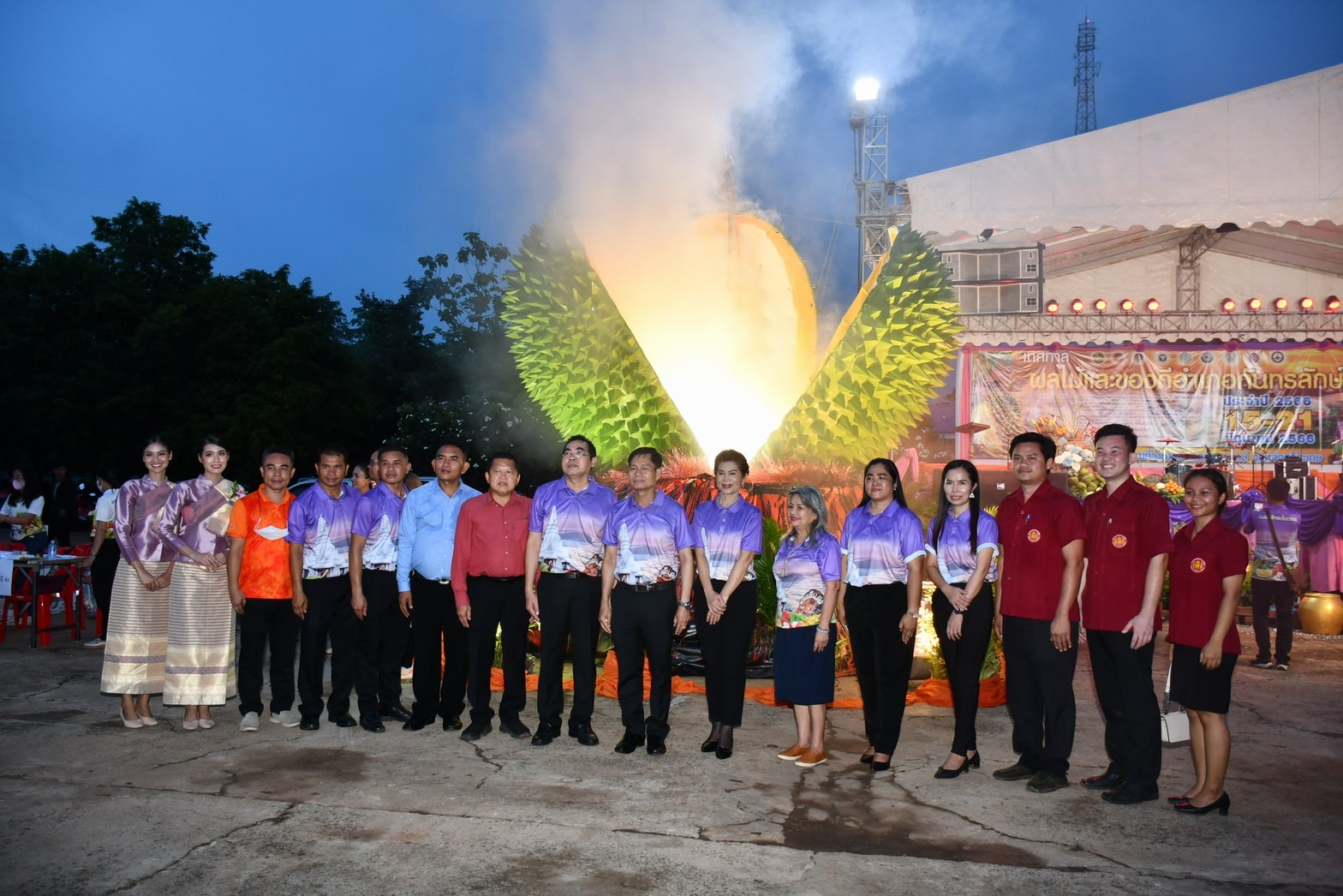  ผู้ว่าฯ ศรีสะเกษ เปิดงาน ทุเรียน กันทรลักษ์ ปีนี้ประมูลได้ลูกละกว่า100,000บาท