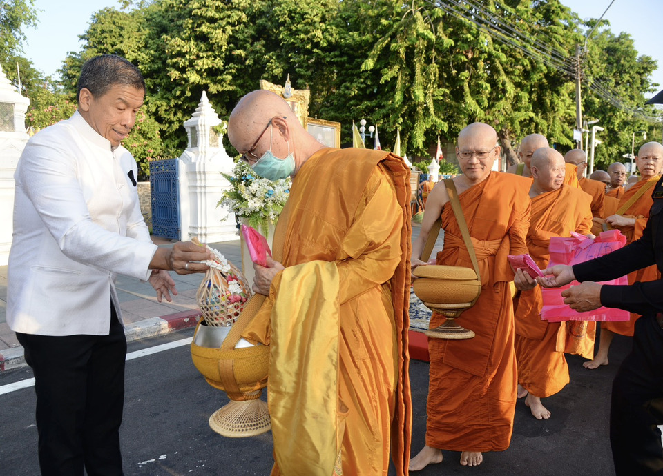 “ชัชชาติ” นำทำบุญตักบาตร 70 รูป วันมาฆบูชา 2569 ที่วัดมหาธาตุฯ