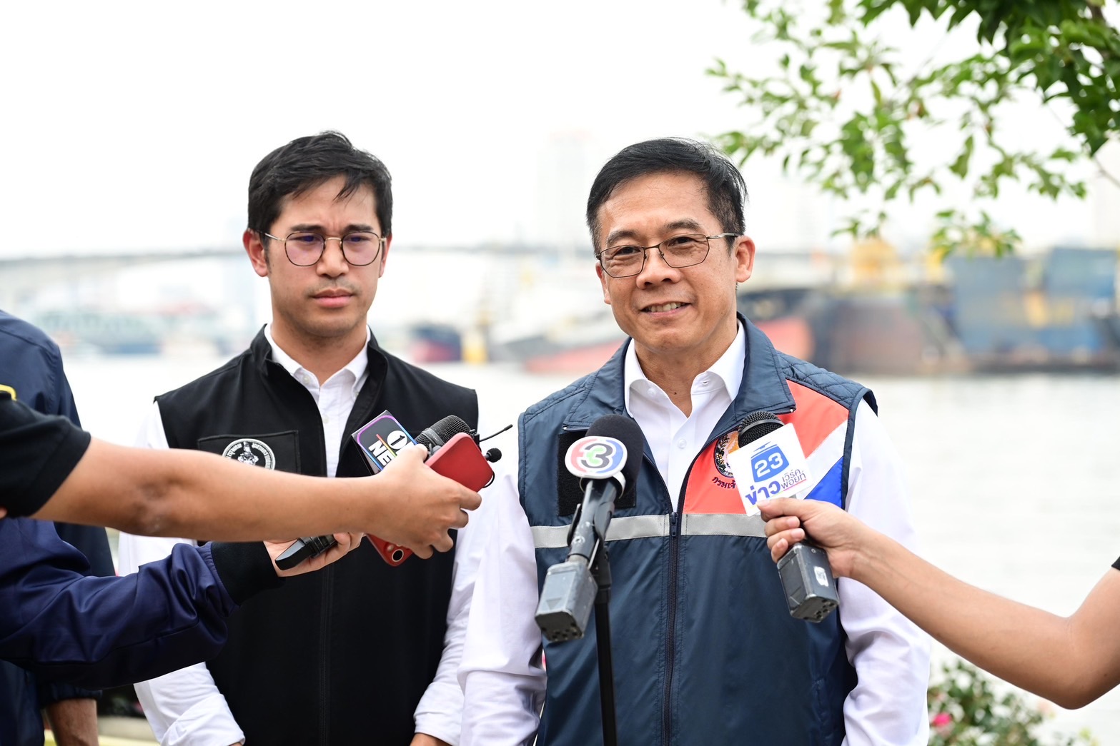 กทม. ร่วมมือ กรมเจ้าท่า ตรวจเรือภัตตาคารทิ้งขยะลงเจ้าพระยา พบไม่มีใบอนุญาต