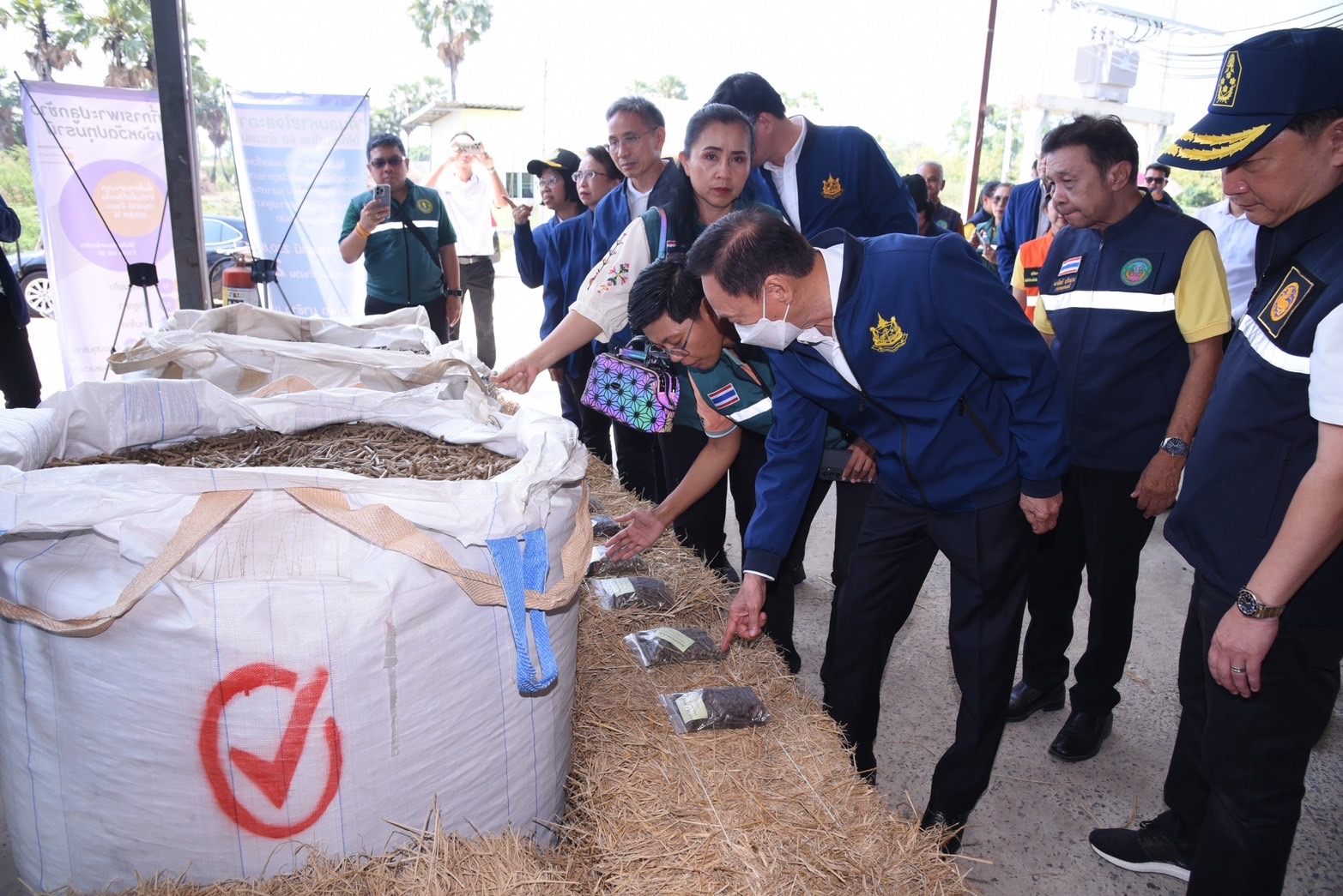 “พัชรวาท” ตรวจฝุ่น PM 2.5 ภาคอุตสาหกรรม-เกษตรกรรม ชื่นชมผู้ว่าฯปทุมฯ เอาอยู่