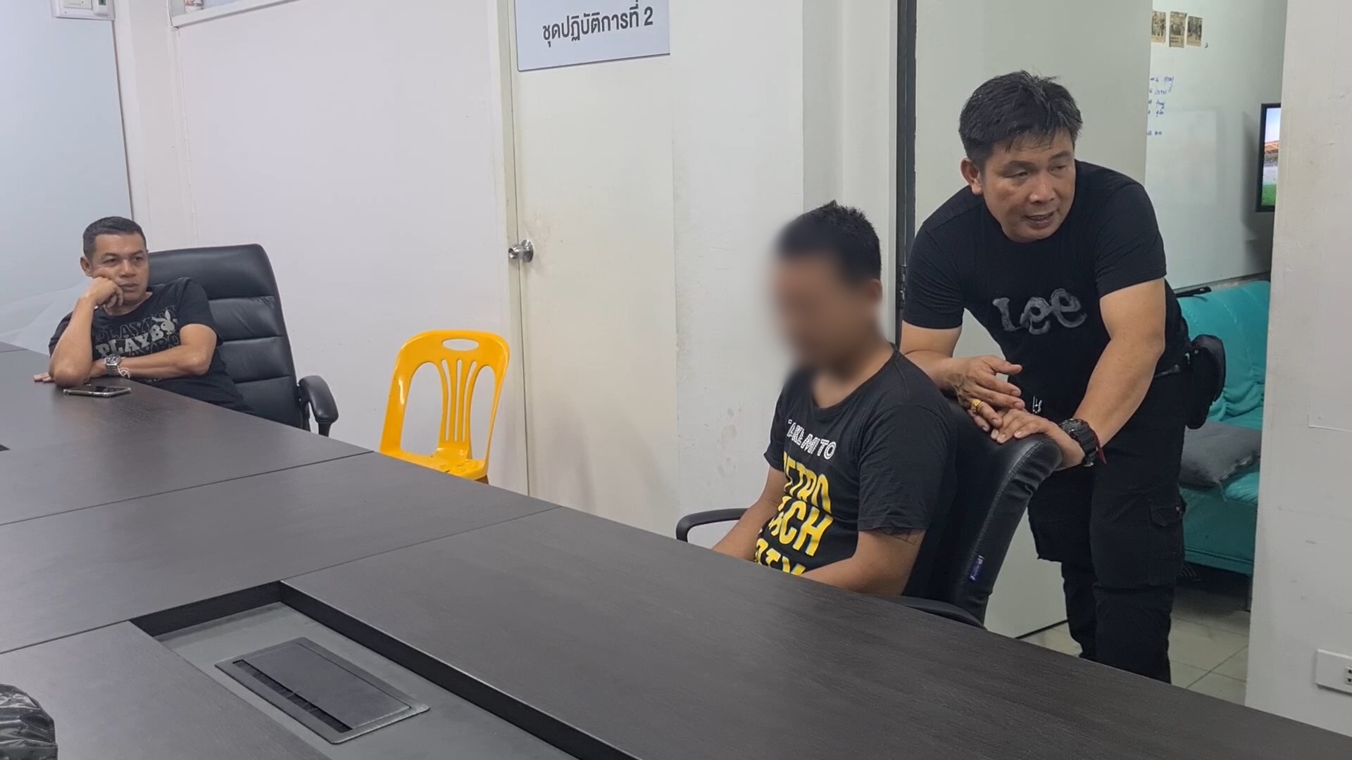 คนร้าย ใช้มีดขู่พนักงานหญิง พยายามทำอนาจาร ไม่สำเร็จ ชิงหลวงปู่ทวดหลบหนี สุดท้ายต้องมอบตัว