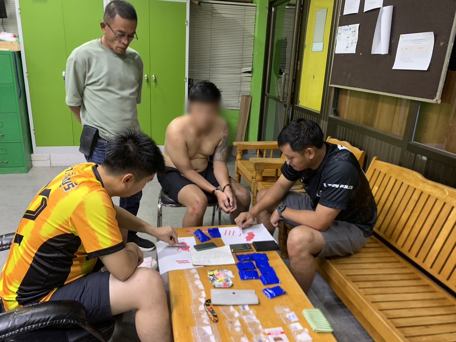 ตรวจสืบภูธรจันทบุรี จับหนุ่มมีของ อาศัยช่วงฝนตกหนักบังตา ส่งยาเสพติดให้ลูกค้า