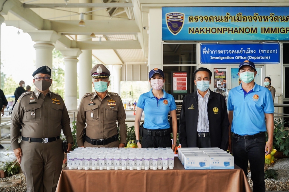 "ตั๊น จิตภัสร์" ลุยอีสาน ควง "ครูแก้ว" ตรวจเยี่ยมด่านตม.นครพนม คุมเข้มสกัดยาเสพติด-โควิด 19