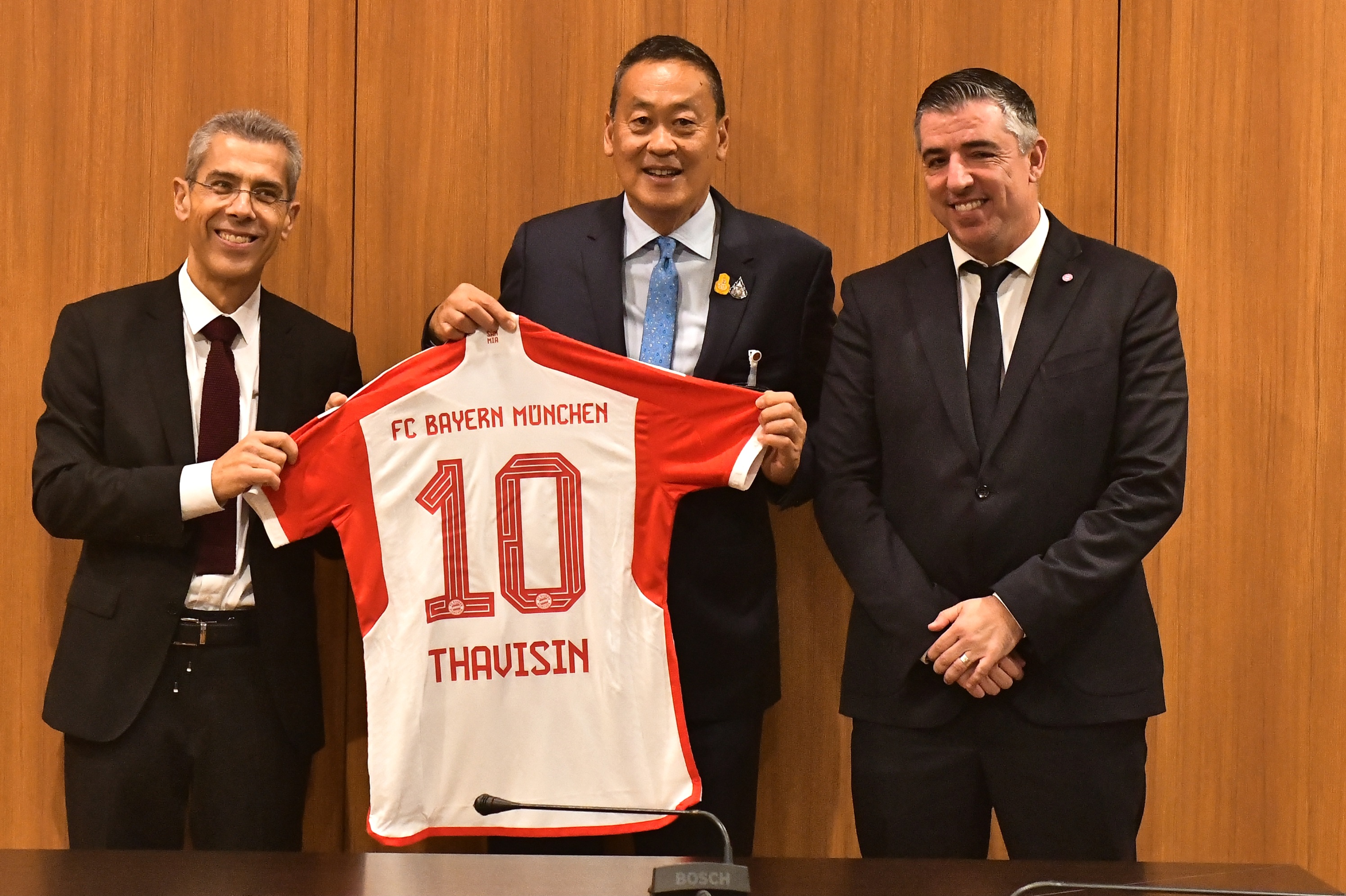 “เศรษฐา” หารือผู้บริหารสโมสรฟุตบอลบาเยิร์น มิวนิก เล็งขยายธุรกิจในไทย พร้อมมอบเสื้อแข่งเบอร์ 10 Thavisin ให้นายกฯ