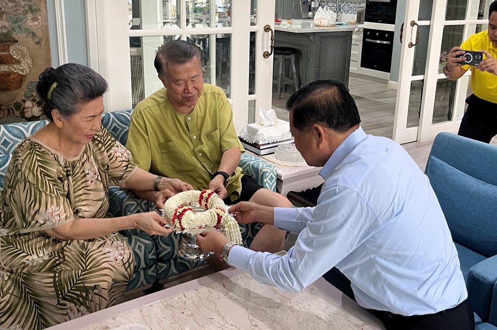 "นิพนธ์" กราบคารวะ รดน้ำขอพร "บัญญัติ" เนื่องในโอกาสเทศกาลสงกรานต์ 