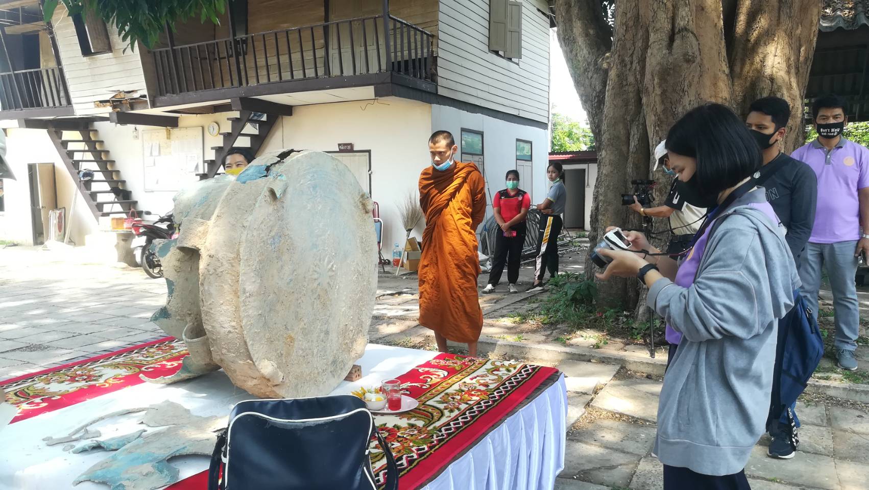 กรมศิลปากรที่9 รุดตรวจสอบกลองสำริดโบราณ ที่ ขุดพบอยู่ที่อำเภอคำชะอี จังหวัดมุกดาหาร 