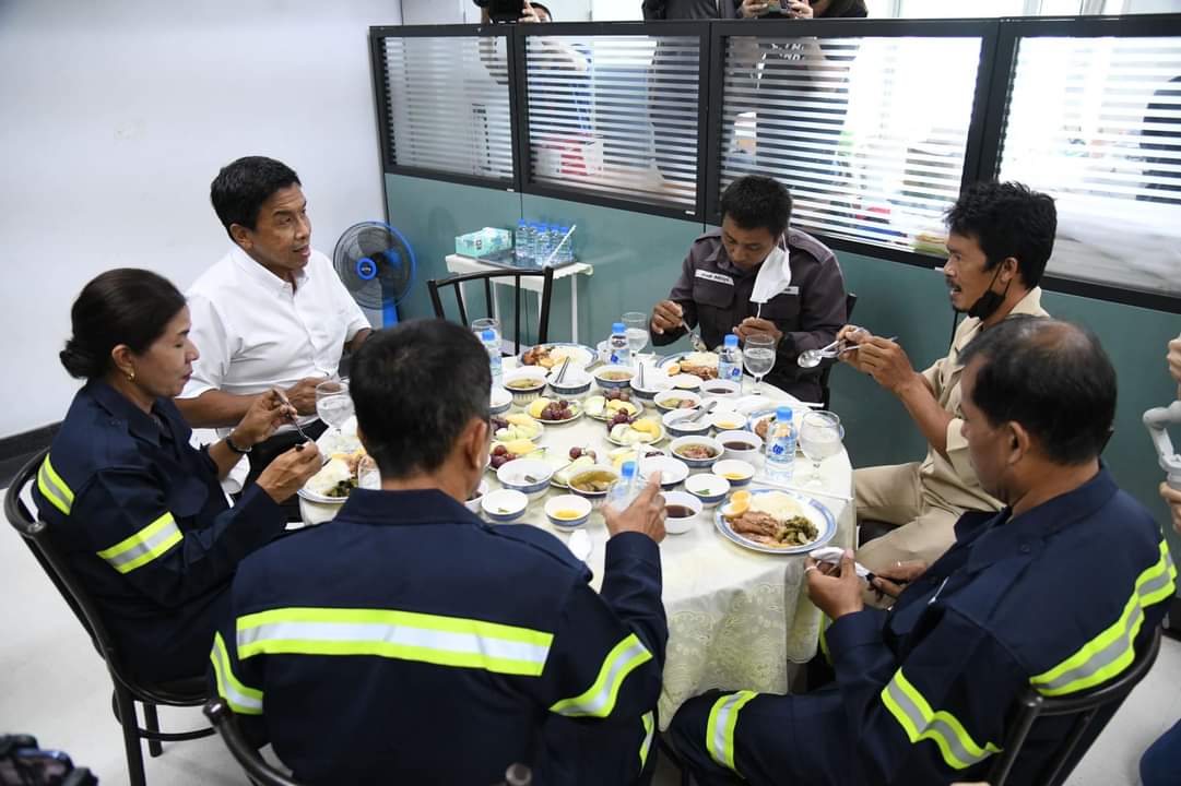 ชัชชาติ "ล้อมวงกินข้าว- รับฟังปัญหากับลูกจ้างของสนง.เขตบางบอนได้รับคัดเลือกเป็นผู้มีความขยัน 