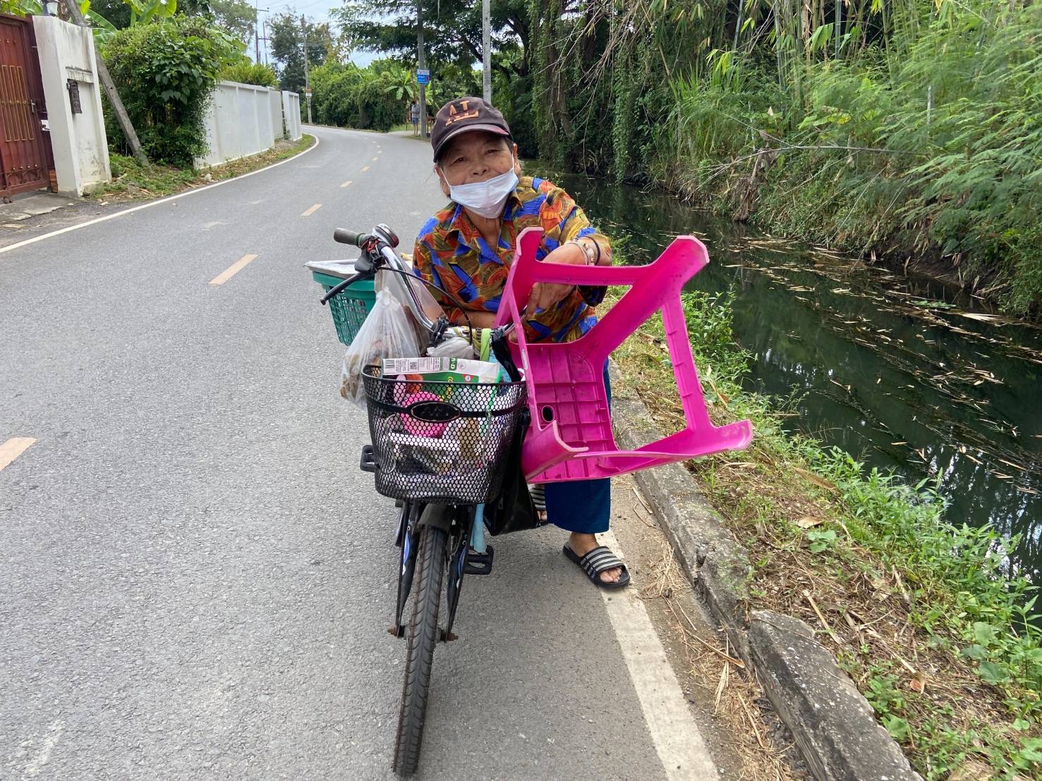ชีวิตต้องสู้! ยายวัย 82 เข็นจักรยานขายขนม