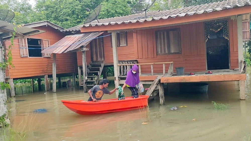 สตูลน้ำท่วมครบทุกอำเภอ!! ชาวบ้านใช้เรือในการสัญจร พื้นที่ต่ำติดริมคลองอ่วมสุด