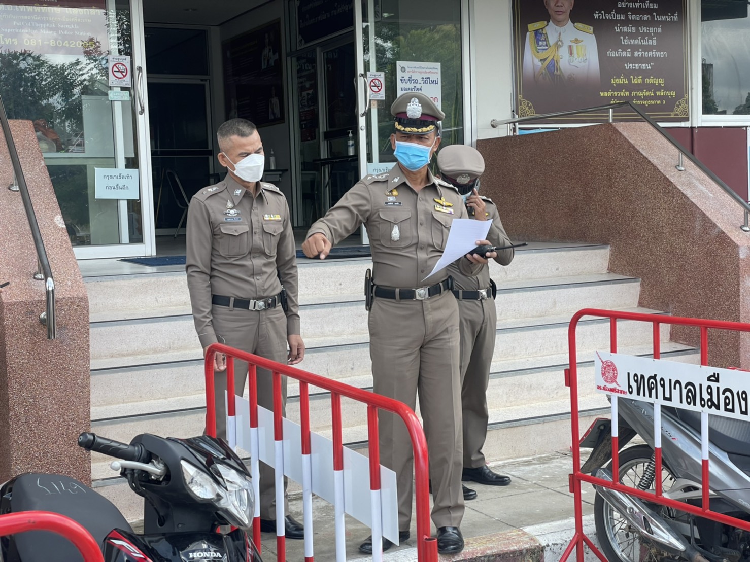 ตำรวจศรีสะเกษ หัวใจคือประชาชน  ใช้รถขนส่งผู้ต้องหา มาบริการรับส่งผู้ป่วยโควิด-19 กลับบ้าน   
