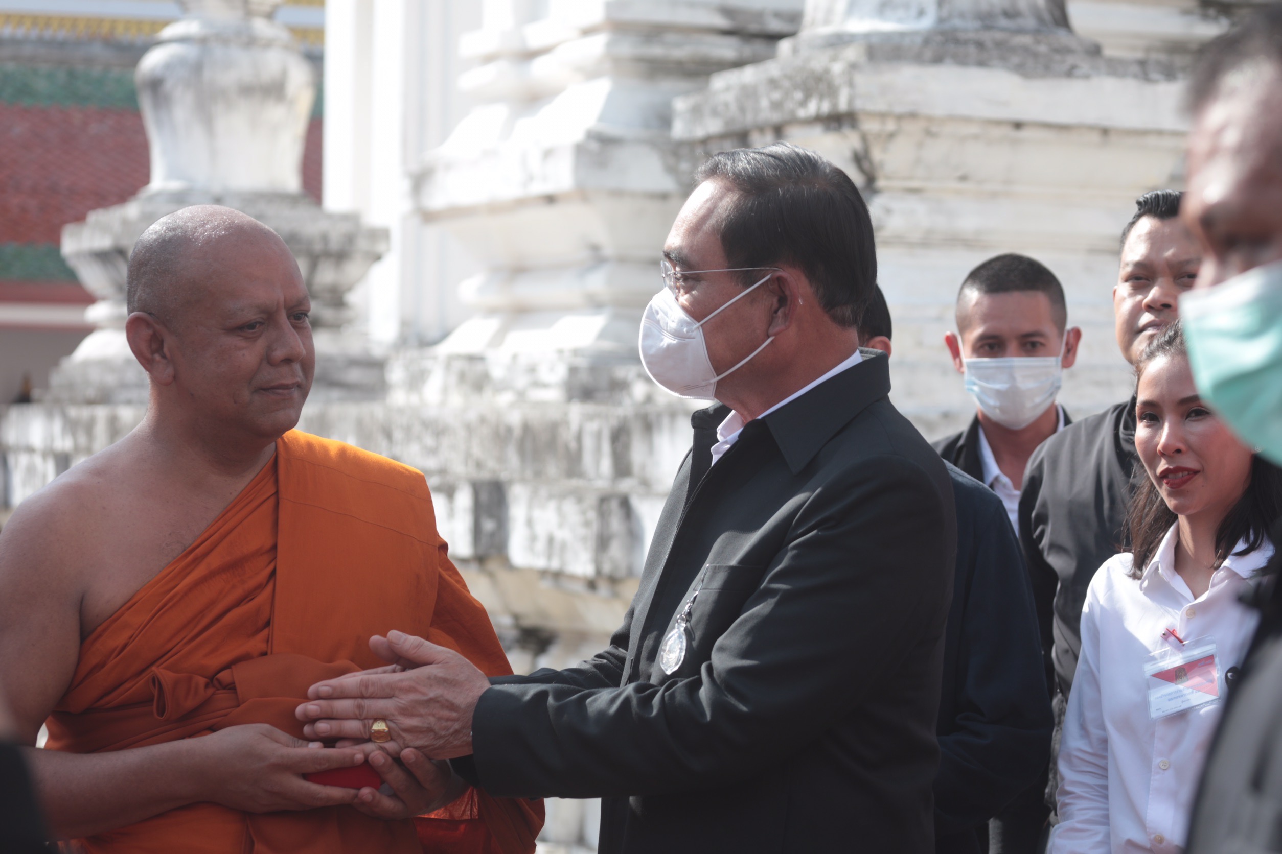 "นายกฯ" สักการะพระบรมธาตุไชยา "พระครูฯ" อวยพร ให้มีพละกำลัง สติปัญญาทำงานเพื่อประเทศชาติ