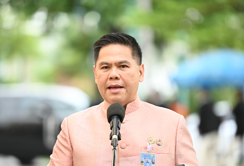 พม. จ่อมอบโล่-ประกาศนียบัตร "ผู้บริบาลคุ้มครองสิทธิผู้สูงอายุ" ตั้งเป้าดูแลผู้สูงอายุกว่า 3 ล้านคน ภายใน 3 ปี
