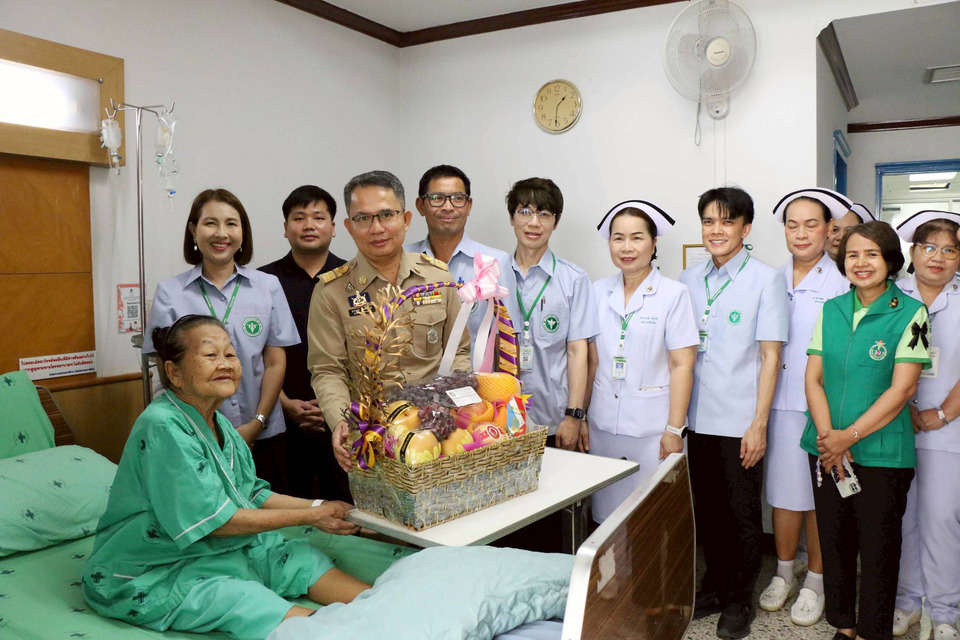 กำลังใจล้น! ผู้ว่าฯ กาฬสินธุ์เยี่ยม “แม่คำสอน” ศิลปินแห่งชาติ อาการดีขึ้นเตรียมกลับบ้าน 