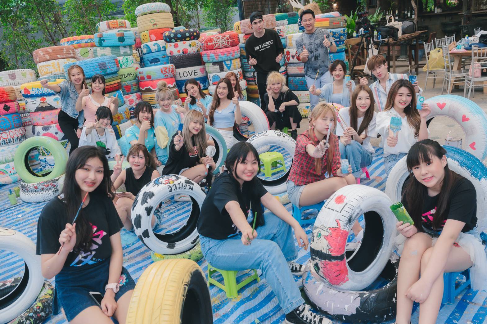 "กุ้ง ศรุดา" นำทีมน้องๆ จิตอาสา Idol Exchange ร่วมเพ้นท์ยาง พร้อมนำส่ง Elephant Nature Park จ.เชียงใหม่