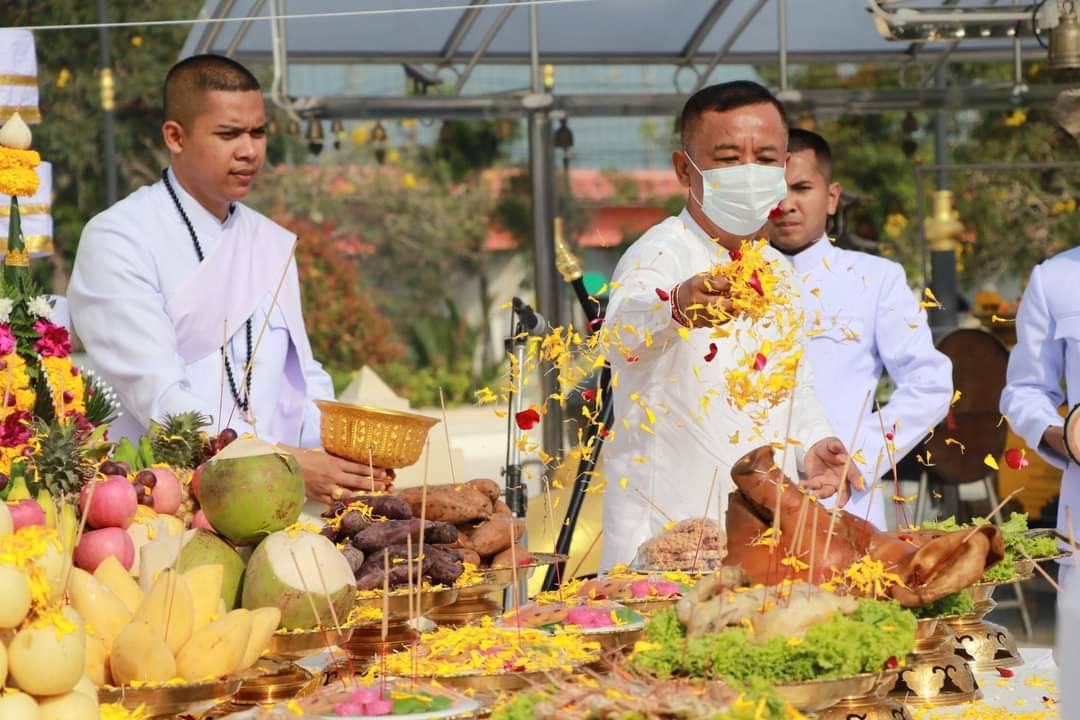 นายก อบจ.สุราษฎร์ธานี เข้าร่วมพิธีบวงสรวงศาลหลักเมืองจังหวัดสุราษฎร์ธานี  ในงาน “แห่ผ้าห่มพระธาตุศรีสุราษฎร์ แลธรรมชาติเขาท่าเพชร” ครั้งที่ 11 