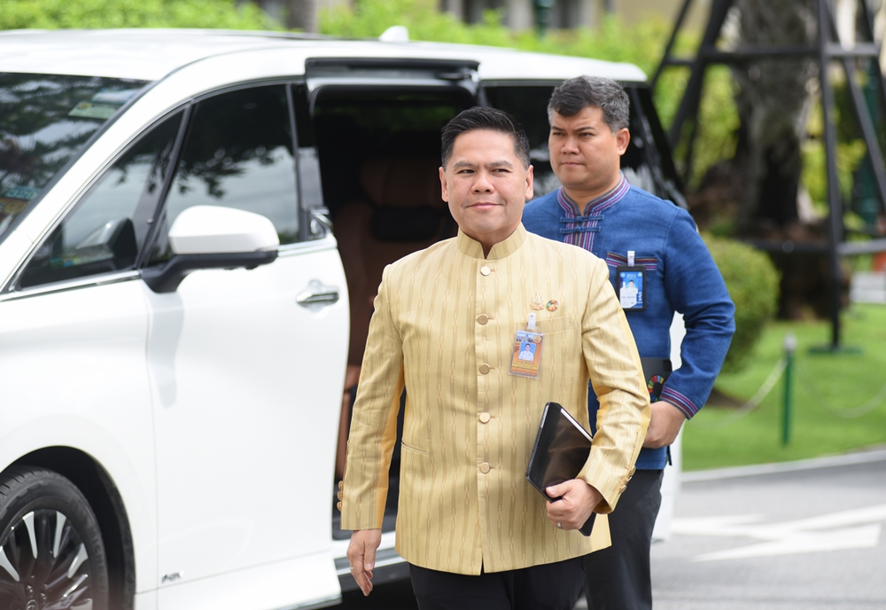 "รมว.พม." ส่งทีม ศรส.กลางดึกลงพื้นที่ป้ายรถเมล์หน้าห้างย่านบางกะปิ หลังรับแจ้งคนไร้บ้านนอนเกลื่อน