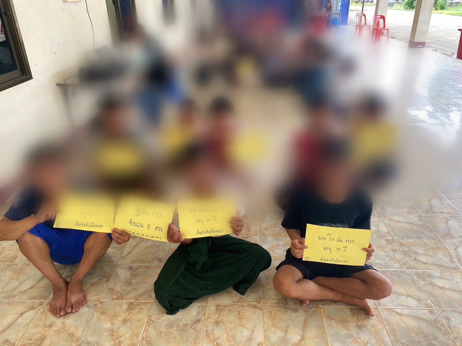 ตม.ชุมพรร่วมคัดกรองเมียนมาหนีเข้าเมือง 21 คน หลังลูกจ้างยืมรถนายจ้างขนต่างด้าวลงใต้แต่ซวยเกิดเหตุรถชนต้นไม้ยับ