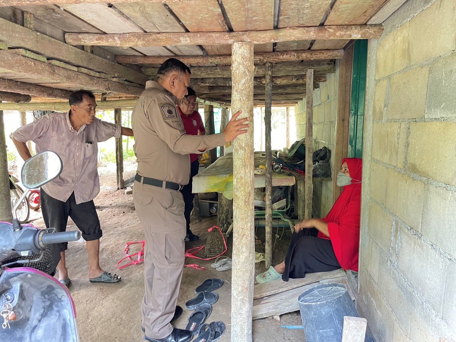 ตำรวจเป็นที่พึ่งของประชาชนมอบอุปกรณ์ต่อเติมบ้านให้ประชาชนผู้ยากไร้ช่วงหน้าฝน