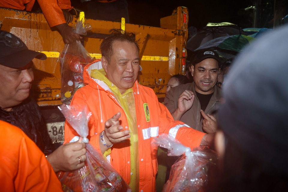 “นายกฯ”ลุยฝน! นั่งเรือมอบถุงยังชีพให้ประชาชนชาวสงขลา ระหว่างติดตามสถานการณ์น้ำท่วม