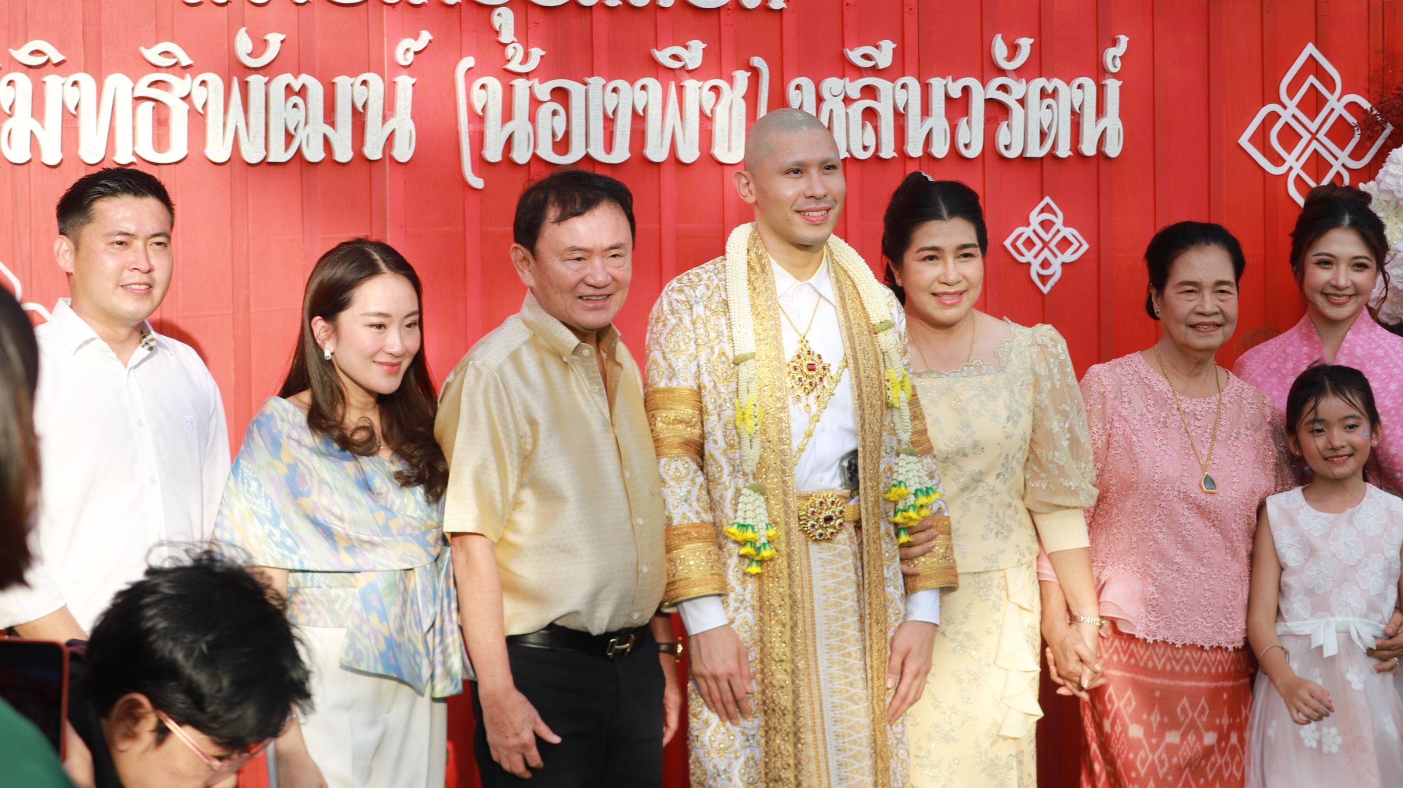 "ทักษิณ"ควง"อุ๊งอิ๊ง"งานบวชลูกชายนายกฯเบี้ยวฐานเสียงเพื่อไทยธัญบุรีคนเสื้อแดงเรือนหมื่นแห่ร่วมงาน