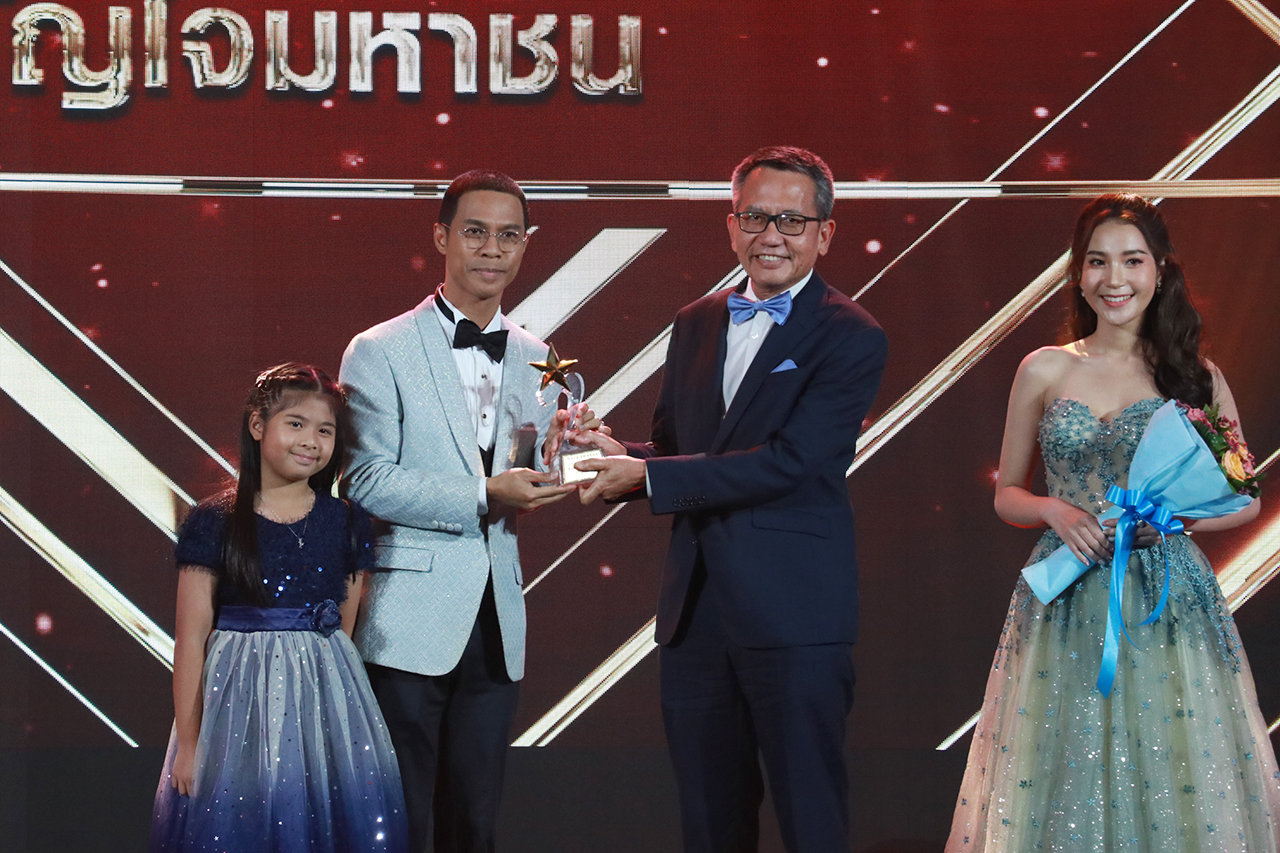 สุดปลื้ม! “หนึ่ง จักรวาล” รับรางวัล “ผู้วิจารณ์งานยอดเยี่ยม” จากรายการ “ลูกทุ่งไอดอล” ในงาน MAYA AWARDS 2020