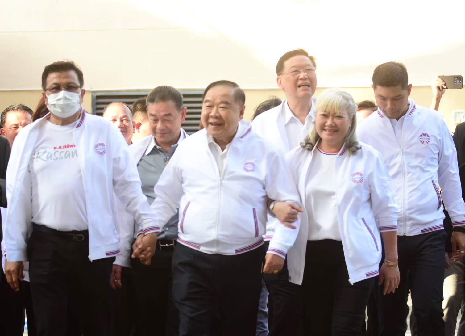 "พลังประชารัฐ" ไม่มีปัญหา ! เตรียมแผนรับมือคำวินิจฉัยศาลรธน. ไว้แล้ว รอกกต.ประกาศแบ่งเขตเลือกตั้ง