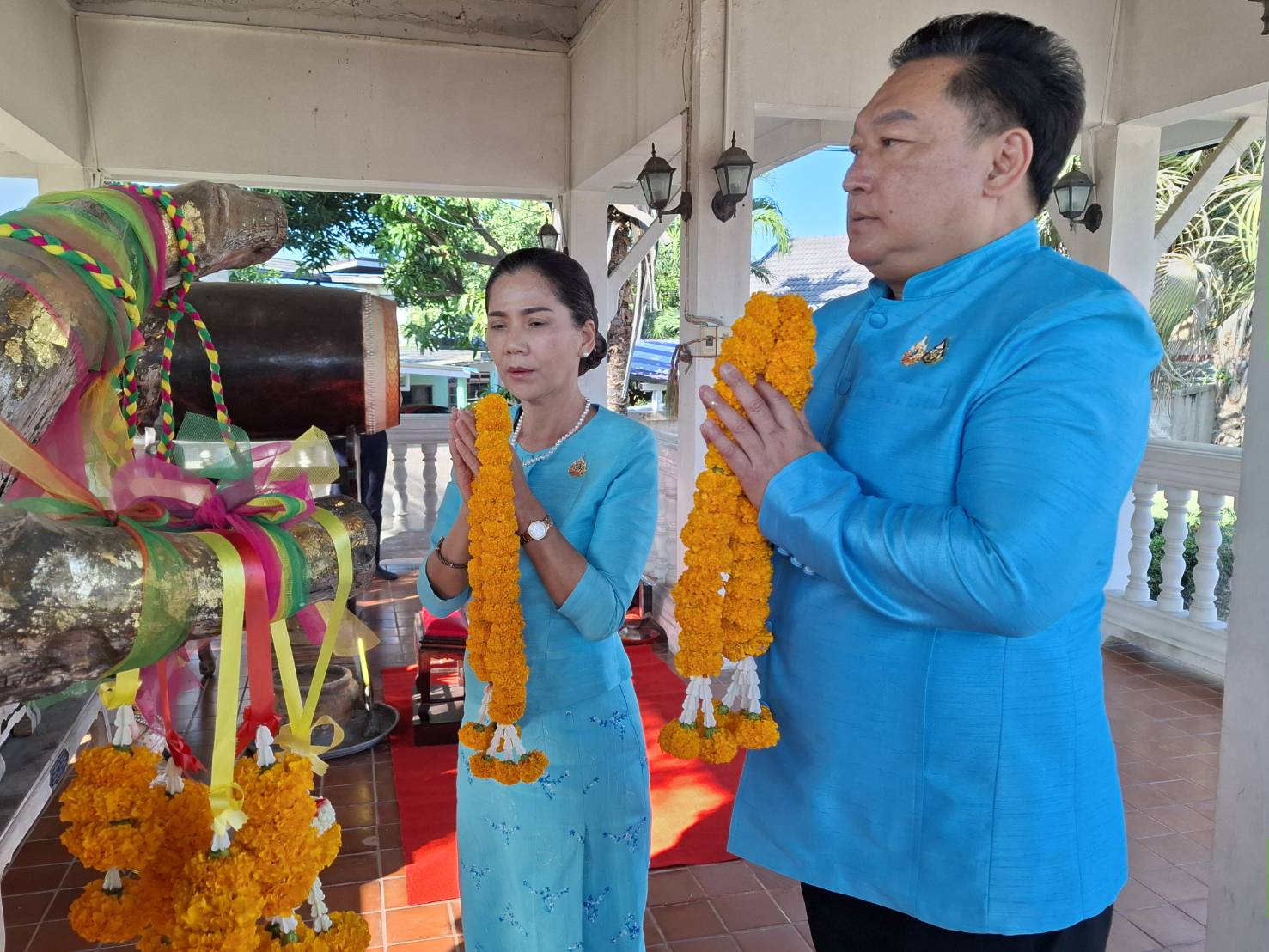 ผู้ว่าฯอ่างทองและประธานแม่บ้านมหาดไทยกราบสักการะสิ่งศักดิ์สิทธิ์ประจำจังหวัดเนื่องในโอกาสเข้ารับตำแหน่ง 