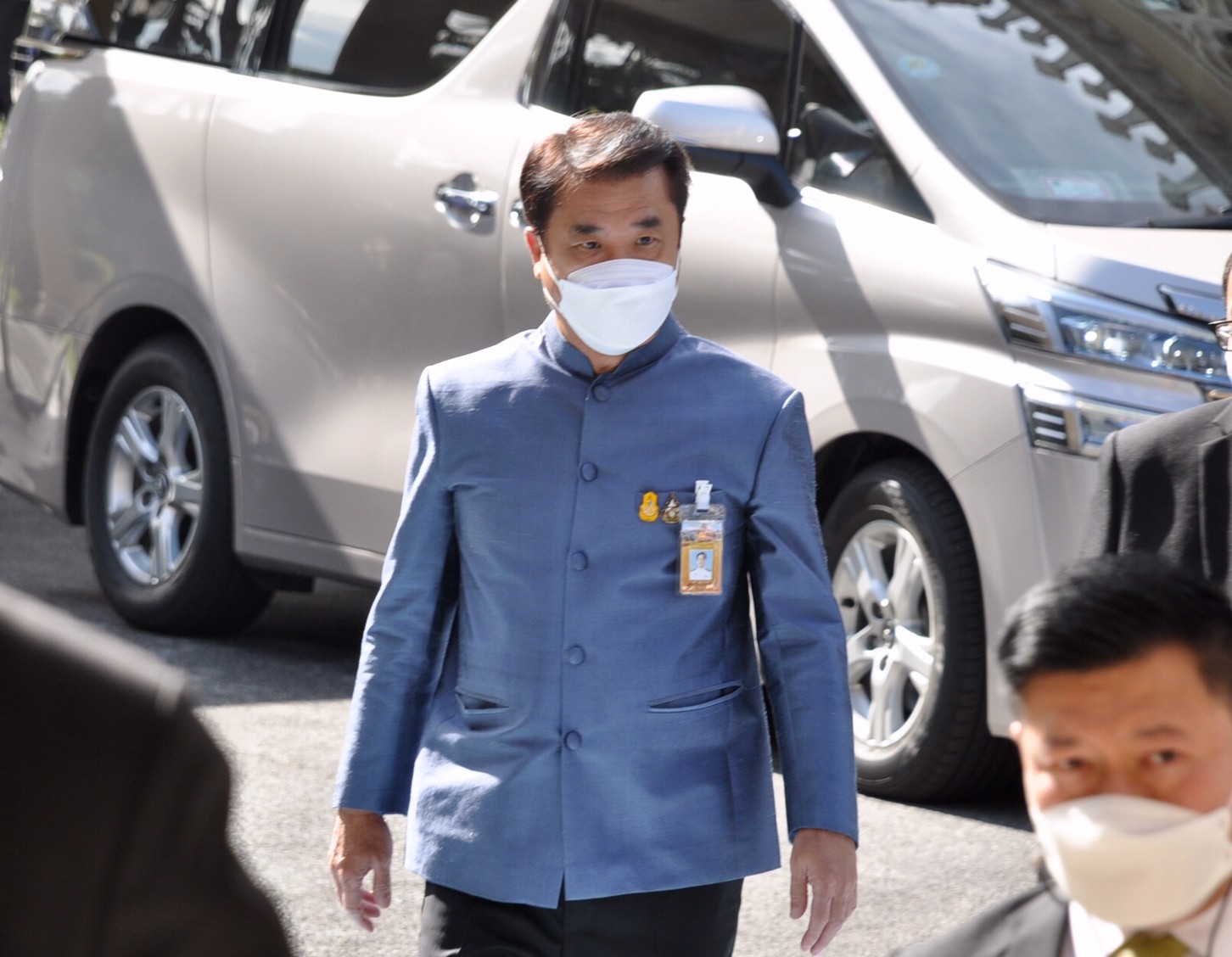 "สุริยะ" โต้ข่าวลือย้ายกลับ "เพื่อไทย" ยันอยู่ "พลังประชารัฐ" ไม่ไปไหน 