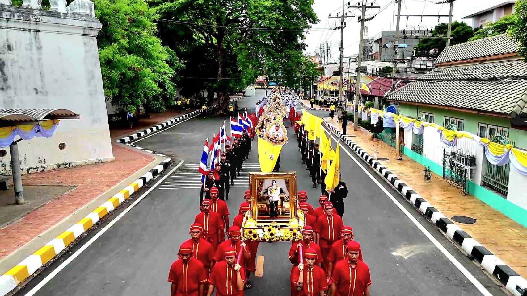 พสกนิกรชาวจังหวัดลพบุรี ร่วมจิตอธิษฐานประกอบพิธีพลีกรรมตักน้ำพระพุทธมนต์ศักดิ์สิทธิ์และเคลื่อนขบวนอัญเชิญน้ำศักดิ์สิทธิ์ผ่านโบราณ
