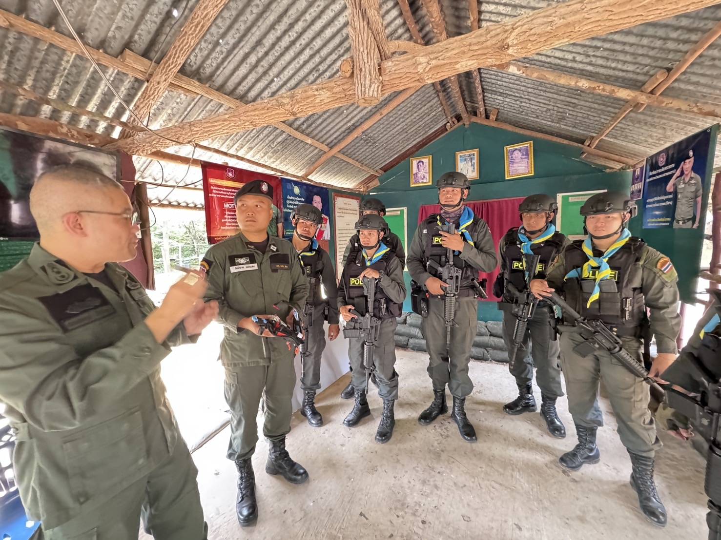นายแพทย์ใหญ่ รพ.ตร. สนับสนุน ตชด. แนวหน้า ส่งทีมแพทย์ดูแลศูนย์พักพิงผู้ประสบวิกฤต