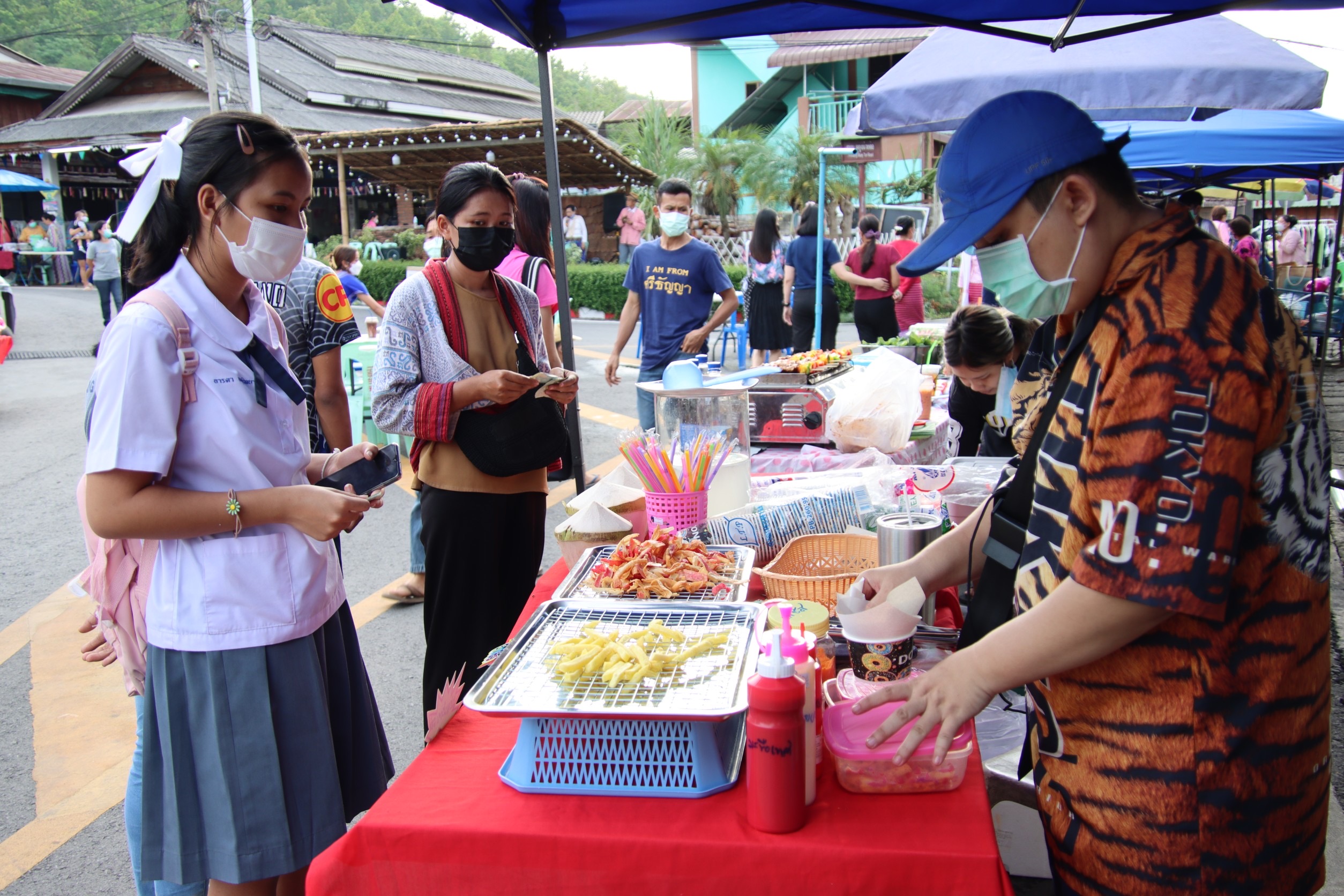 แม่ฮ่องสอน เปิดถนนสายวัฒนธรรม "กาดกองจู๊" เป็นพื้นที่จำหน่ายอาหารสร้างรายได้สู่ชุมชน ในช่วงสถานการณ์โควิด