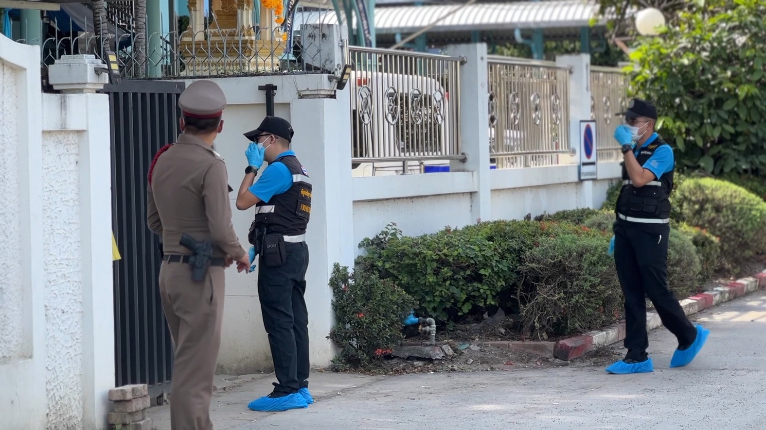 กองพิสูจน์หลักฐานลงพื้นที่ตรวจสอบร้านที่ถูกพาดพิงว่ามีเหตุปล้นบ่อนย่านถนนศรีนครินทร์