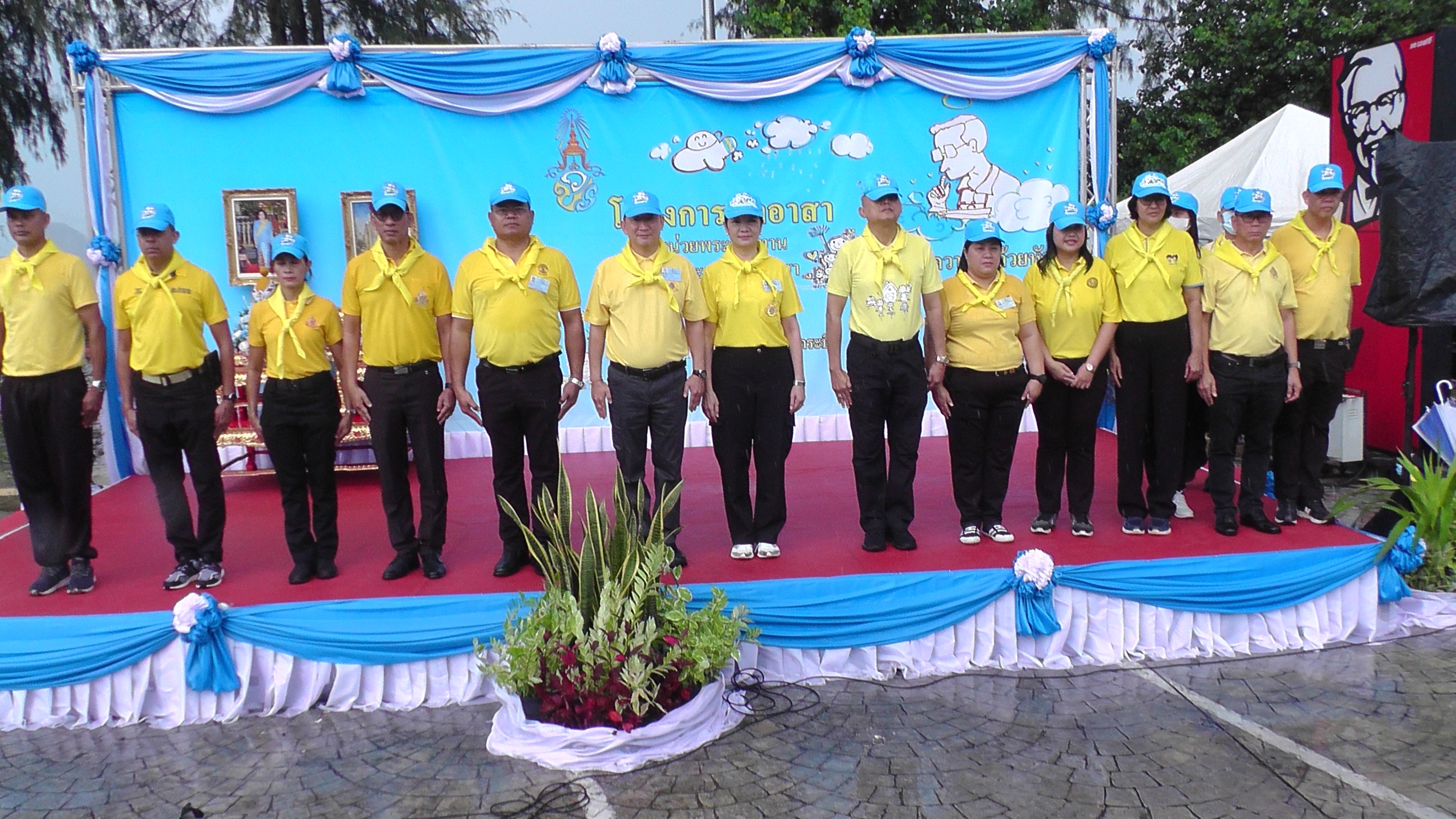 จิตอาสาพระราชทาน พัฒนาปรับปรุงภูมิทัศน์แหล่งท่องเที่ยวทางทะเลในอุทยานหาดนพรัตน์ธาราหมู่เกาะพีพี 