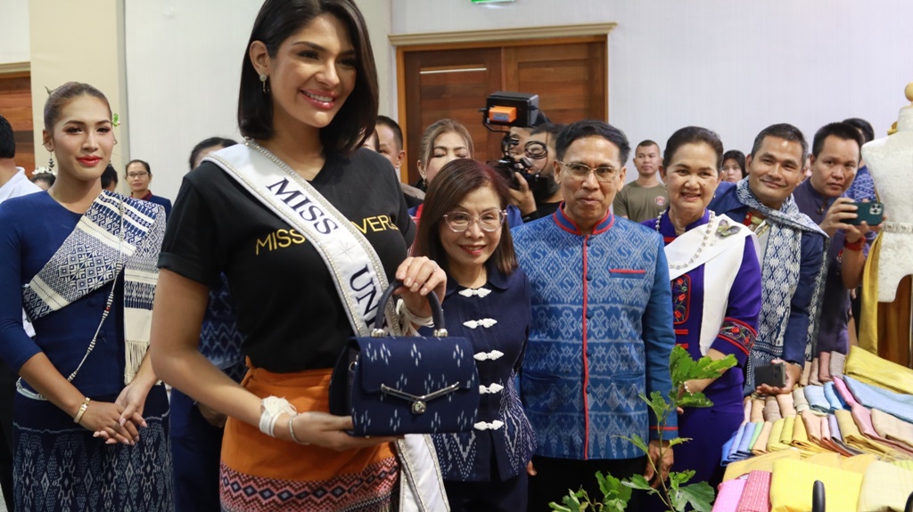 "มิส ยูนิเวิร์ส" สุดประทับใจ กระเป๋าแฟชั่นผ้าคราม งานศิลปาชีพนาหว้า