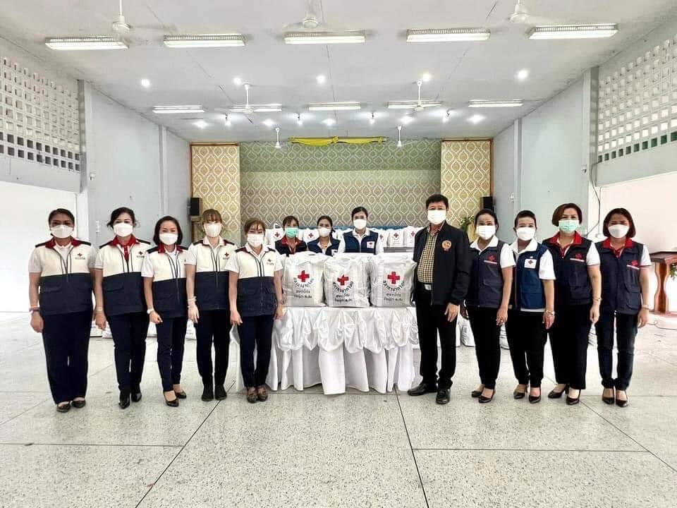  กาชาดฉะเชิงเทรามอบชุดธารน้ำใจช่วยเหลือผู้ประสบอุทกภัยอ.บางน้ำเปรี้ยว